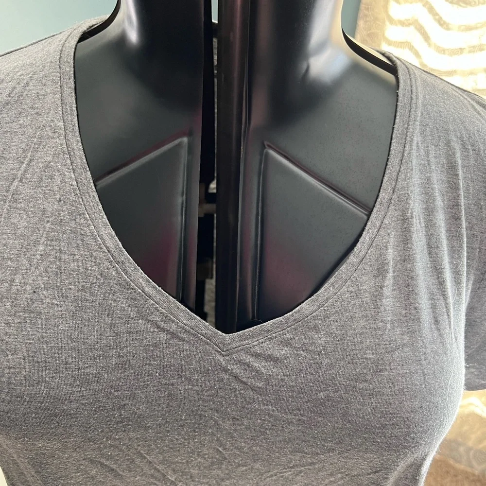 ๐๏ธ2 for $6.00๐๏ธ Grey V neck Tee - Picture 2 of 7
